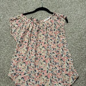 Short sleeve floral top with bow detail in the back